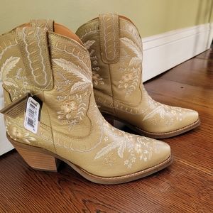Gold Cowgirl Boots size 6